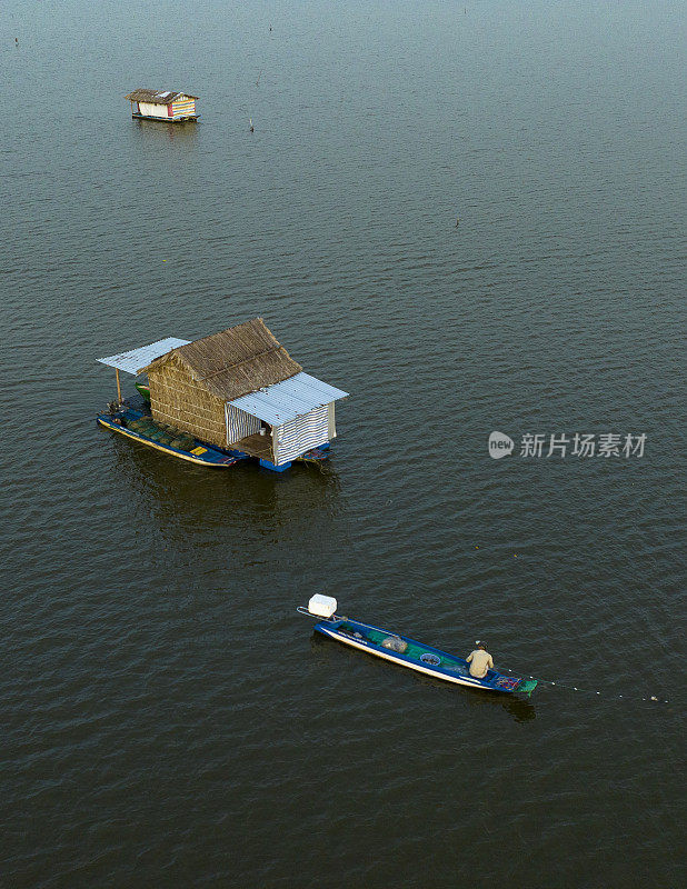 在金茅省的Thi Tuong泻湖，一位农民划着独木舟捕鱼